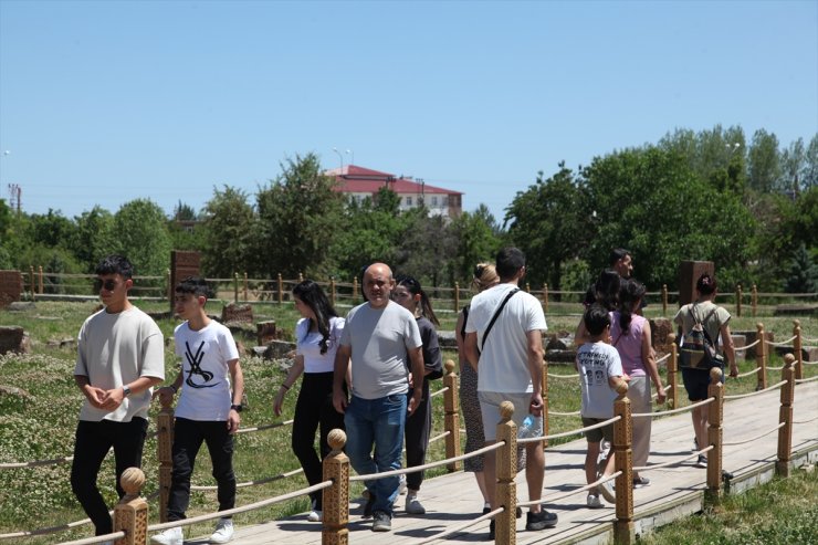 Bitlis'te ziyaretçiler bayramın ikinci gününde tarihi mekanlarda zaman geçirdi
