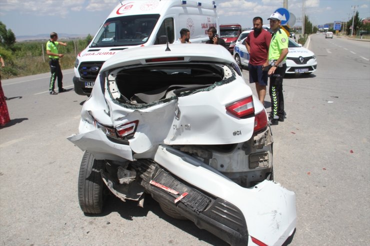 Konya'da 3 aracın karıştığı kazada 4 kişi yaralandı