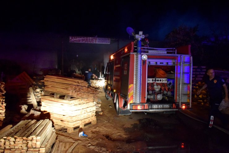 Manisa'da palet imalathanesinde çıkan yangın söndürüldü
