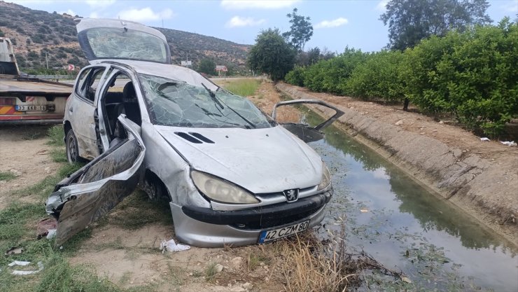 Mersin'de sulama kanalına devrilen otomobildeki 5 kişi yaralandı