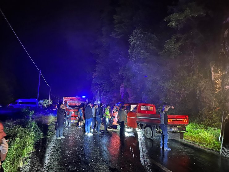 Rize'de iki kamyonetin çarpıştığı kazada 4 kişi yaralandı