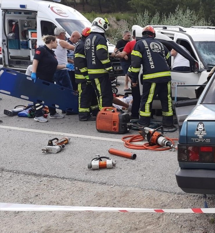 Denizli'de otomobil ile hafif ticari aracın çarpıştığı kazada 1 kişi öldü, 4 kişi yaralandı