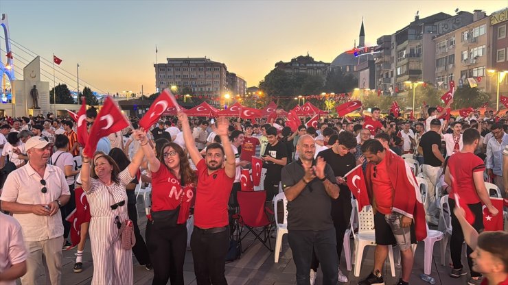 Kocaeli'de Türkiye-Gürcistan maçı meydana kurulan dev ekrandan izlendi