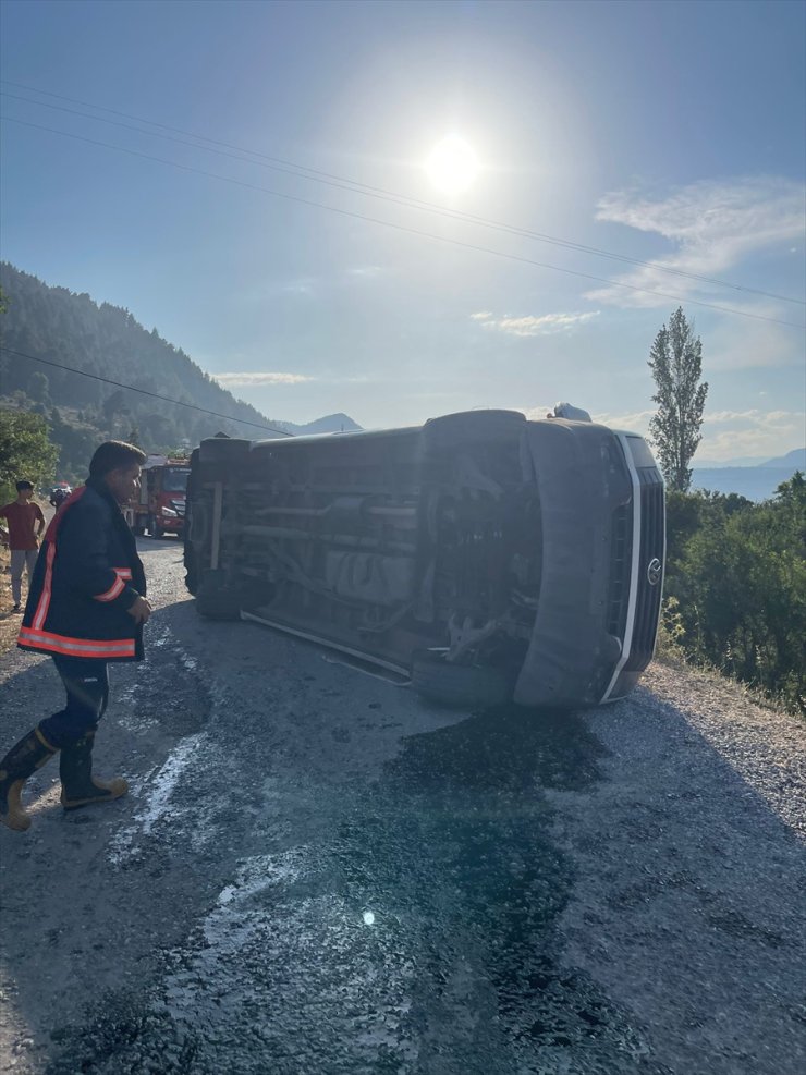 Mersin'de minibüsün devrilmesi sonucu 11 kişi yaralandı