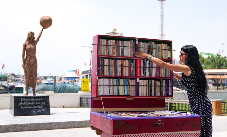 Seyyar tezgahıyla sokakları arşınlayan kadın okuma tutkusunu paylaşıyor