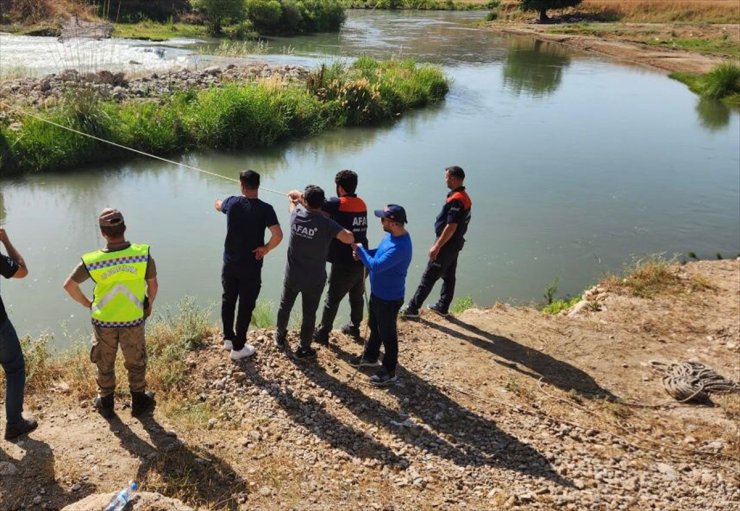 Siirt'te suyun yükselmesi sonucu çayda mahsur kalan 5 kişi kurtarıldı