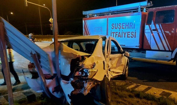 Sivas'ta iki otomobilin çarpıştığı kazada 10 kişi yaralandı