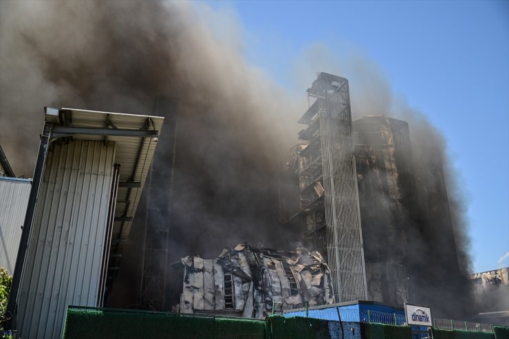 GÜNCELLEME 2 - Tuzla'da fabrikada çıkan yangına itfaiye müdahale ediyor