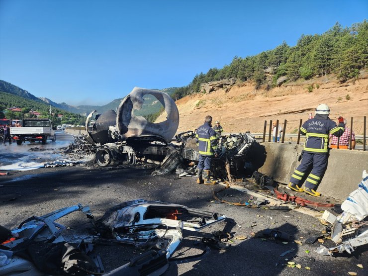 GÜNCELLEME - Adana'da tankerin karpuz yüklü tıra çarpması sonucu çıkan yangın söndürüldü