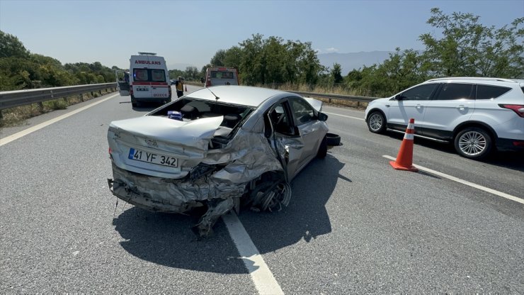 Anadolu Otoyolu'nda lastiği patlayan otomobil kaza yaptı, 2 kişi yaralandı