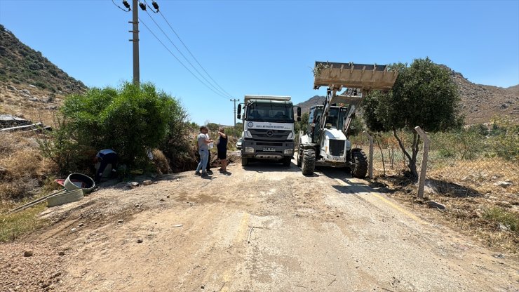 Bodrum'da içme suyu isale hattının patlamasıyla oluşan çukura otomobil düştü