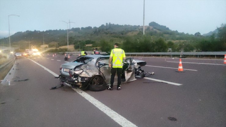 Bursa'da iki otomobilin çarpıştığı kazada 2 kişi öldü, 6 kişi de yaralandı