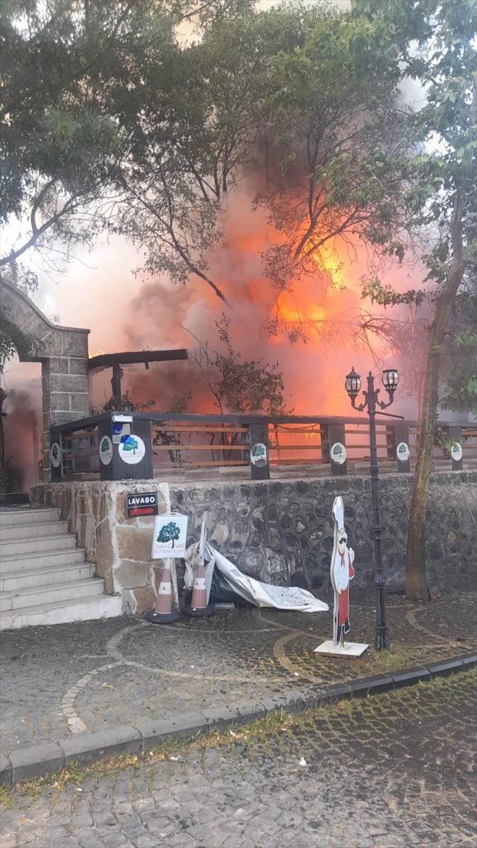 Elazığ'da yangın çıkan lokantada hasar oluştu