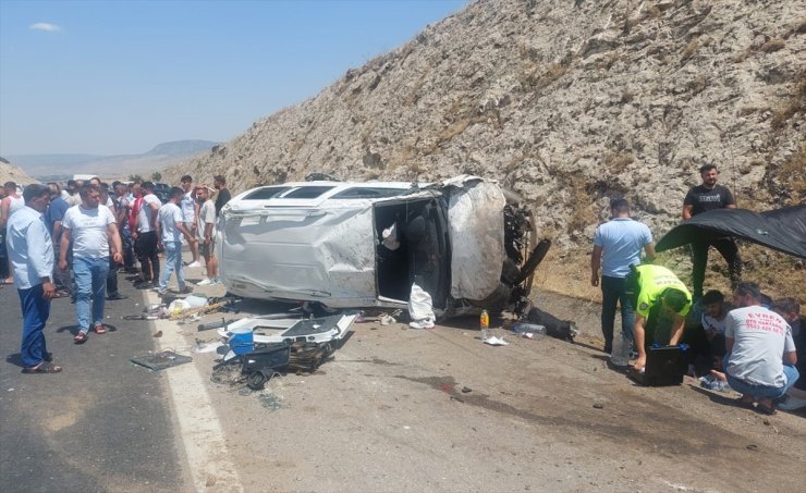 Gaziantep’te devrilen hafif ticari araçtaki 6 kişi yaralandı