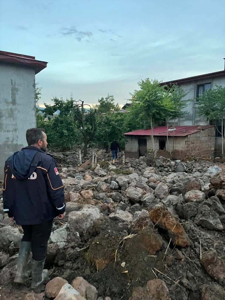 Kars'ta sel nedeniyle bazı ev ve ahırlarda hasar oluştu