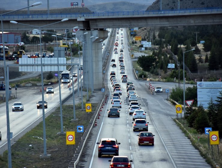 "Kilit kavşak" Kırıkkale'de bayram tatilinden dönüş yoğunluğu başladı