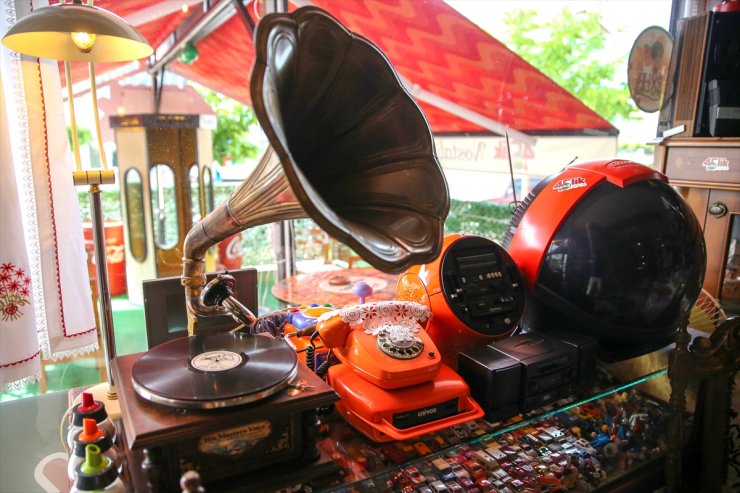 Konya'da mahalle arasındaki nostaljik kafe ziyaretçilerini maziye götürüyor