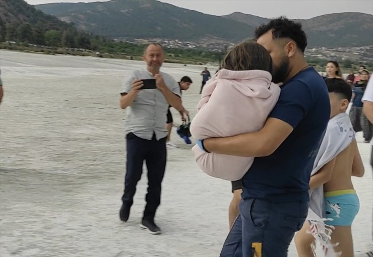 Salda Gölü'nde deniz simidiyle sürüklenen çocuğu tatilci kurtardı