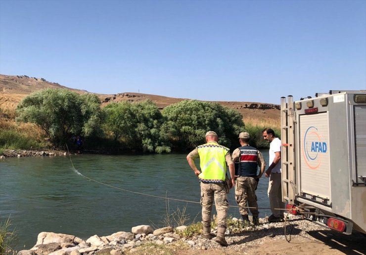 Siirt'te suyun yükselmesi sonucu çayda mahsur kalan 3 kişi kurtarıldı