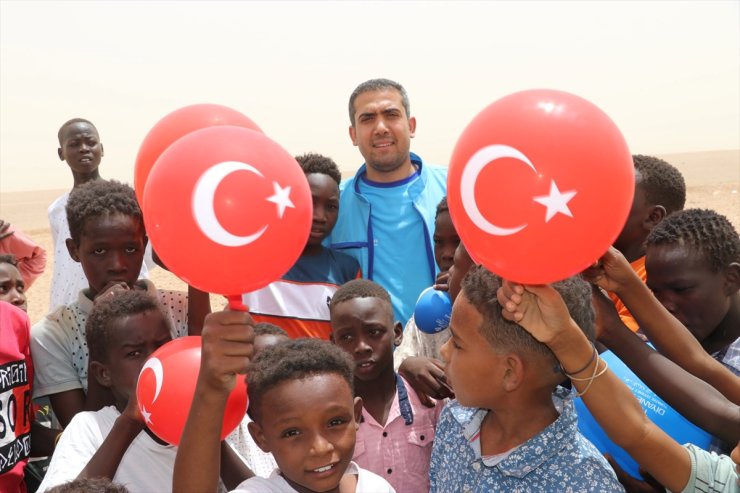 Sudanlı çocuklar TDV'nin dağıttığı balon ve şekerlerle sevindi