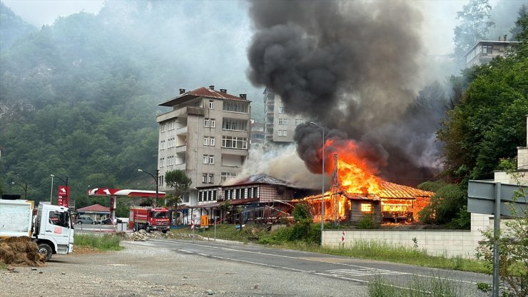 Trabzon'da çıkan yangında düğün salonu ve pansiyon zarar gördü
