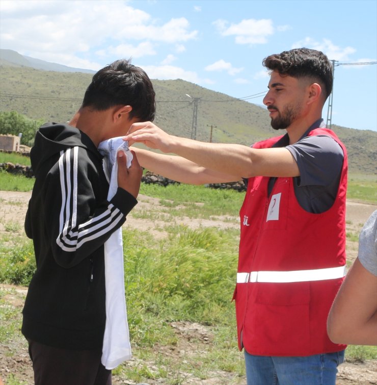 Türk Kızılay Ağrı Dağı'nın eteklerindeki köylerde ihtiyaç sahiplerine kıyafet dağıtıyor