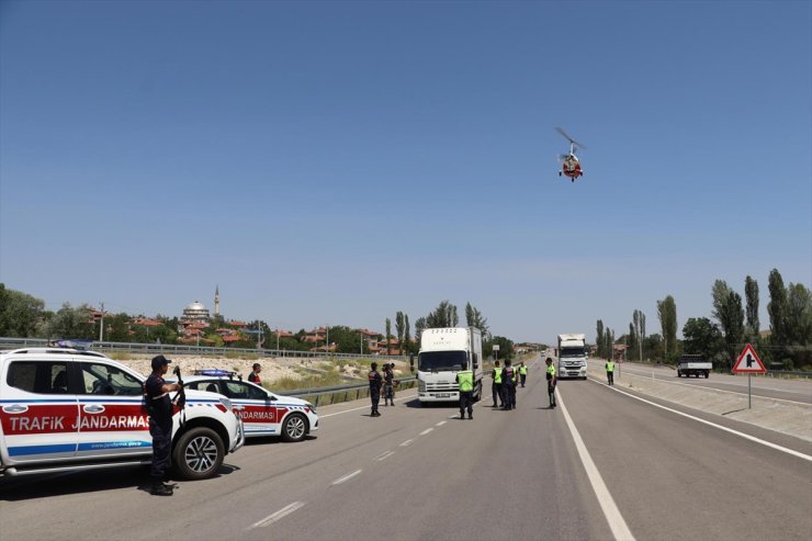 Afyonkarahisar'da jandarma ekipleri cayrokopterle denetim yaptı