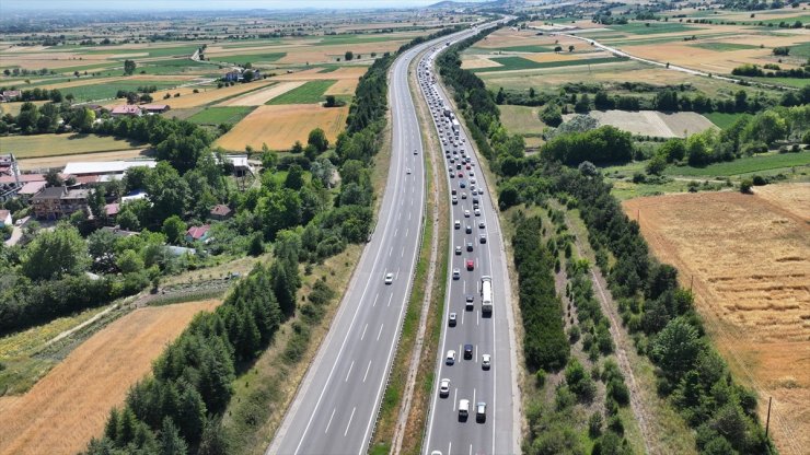 Anadolu Otoyolu'nun Bolu kesiminde 3 kişinin yaralandığı kaza ulaşımı aksattı