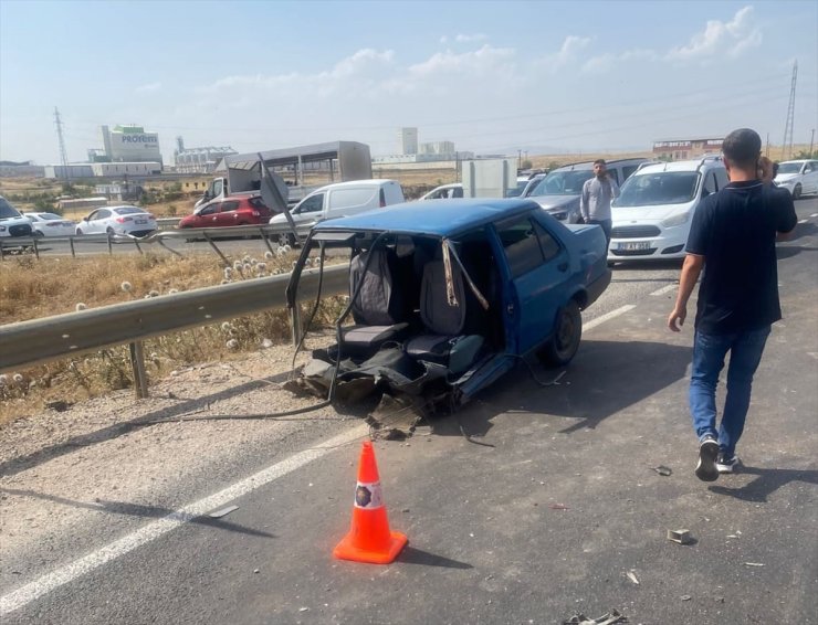 Diyarbakır'da iki otomobilin çarpıştığı kazada 4 kişi yaralandı