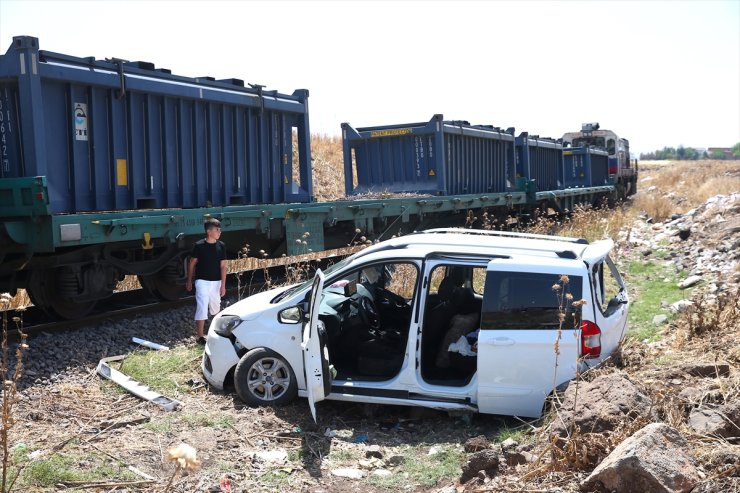 Diyarbakır'da yük treninin hafif ticari araca çarpması sonucu 2 kişi yaralandı