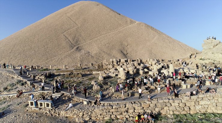 Dünya mirası Nemrut'u bayramda yaklaşık 8 bin kişi ziyaret etti