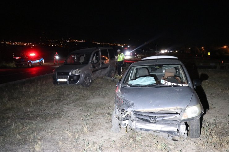 Erzincan’da hafif ticari araç ile otomobilin çarpıştığı kazada 5 kişi yaralandı