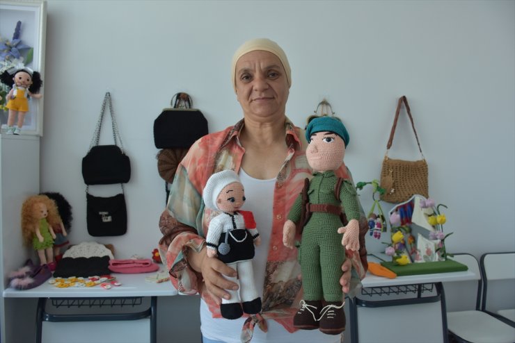 Hafızasını "amigurumi bebek" örerek güçlendiriyor