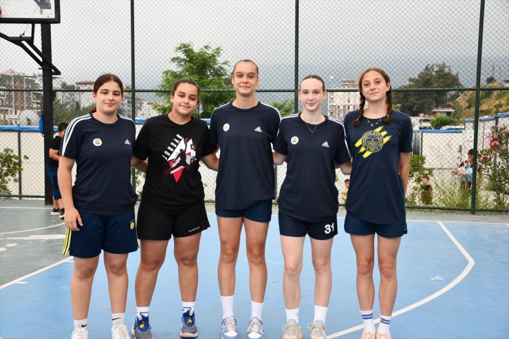 Kadın basketbolcular, Hatay Basketköy'de depremzede çocuklarla buluştu