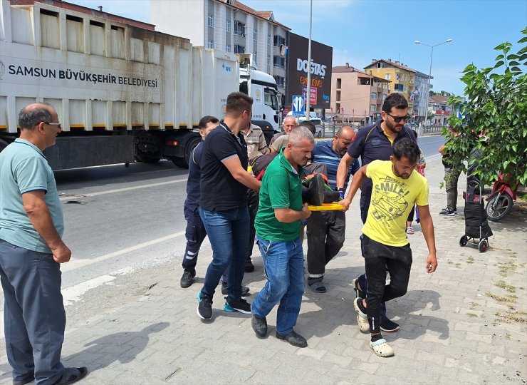 Samsun'da katı atık taşıyan tıra çarpan motosikletteki 2 kişi yaralandı