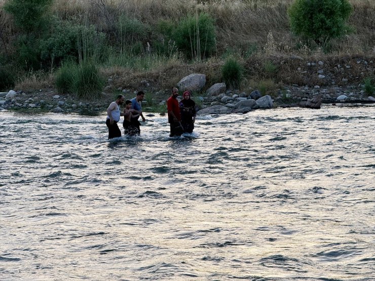 Siirt'te suyun yükselmesi sonucu çayda mahsur kalan 11 kişi kurtarıldı