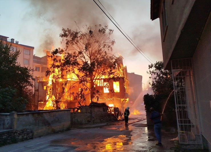 Sinop'ta çıkan yangında bir ev yandı, iki ev zarar gördü