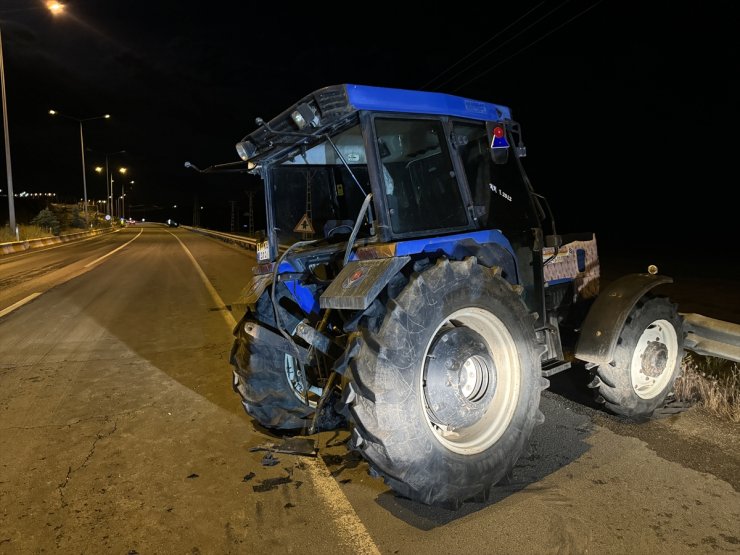 Ağrı'da otomobil ile traktör çarpıştı 7 kişi yaralandı