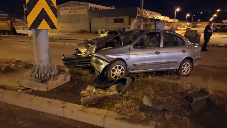 Amasya'da yön tabelasının direğine çarpan otomobildeki 2 kişi yaralandı