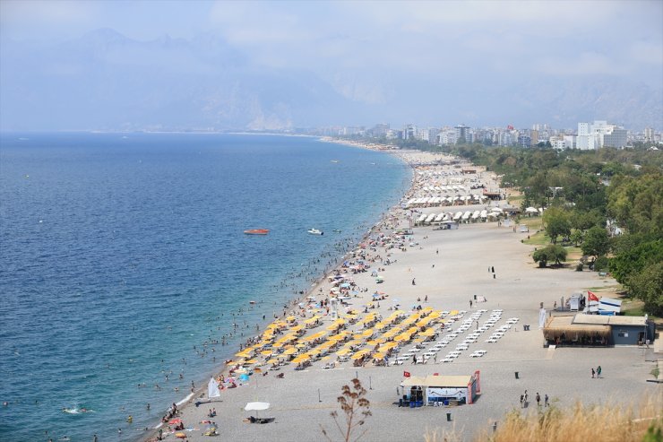 Antalya'da sıcak hava ve nem etkili oluyor