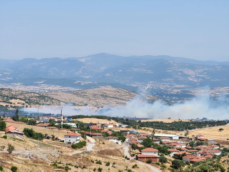 Balıkesir'de tarım arazisinde çıkan yangına müdahale ediliyor