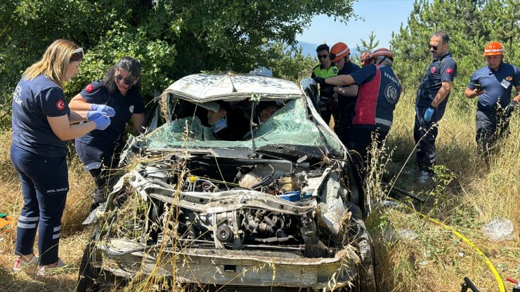 Bolu'da bariyere çarparak takla atan otomobildeki 5 kişi yaralandı