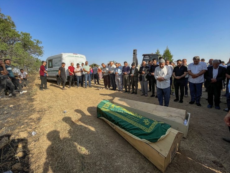 Diyarbakır ve Mardin arasında çıkan anız yangınında ölen 2 kuzenin cenazesi defnedildi