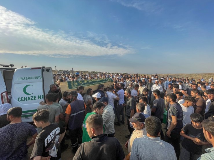 Diyarbakır ve Mardin'deki anız yangınında ölenlerden 2 kişinin cenazesi defnedildi