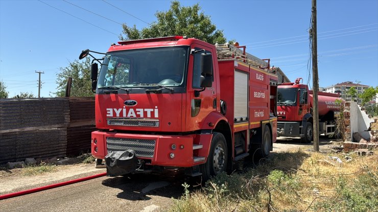 Elazığ'da ahırda çıkan yangında 15 küçükbaş telef oldu