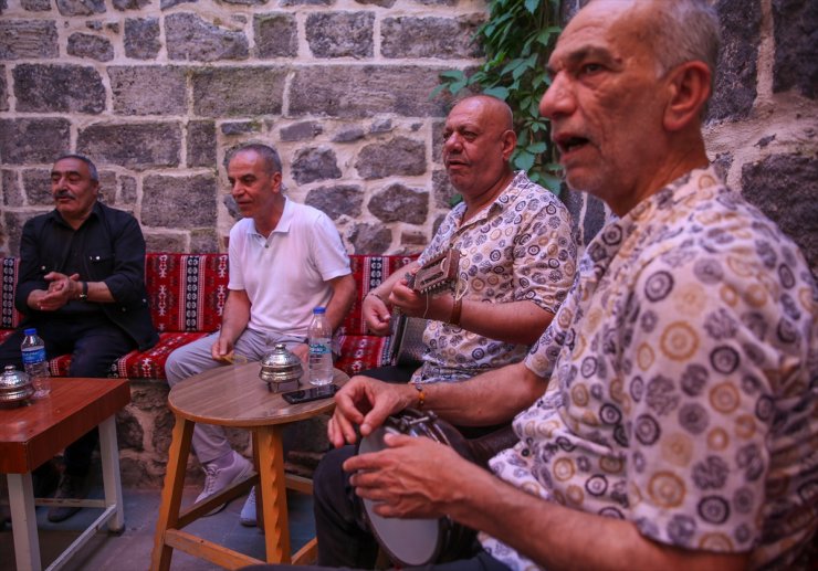 Gönüllü olarak seslendirdikleri Diyarbakır türküleriyle tarihi mekanı şenlendiriyorlar