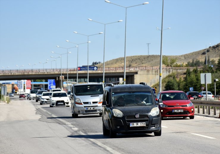 "Kilit kavşak" Kırıkkale'de bayram tatilinden dönüş yoğunluğu sürüyor