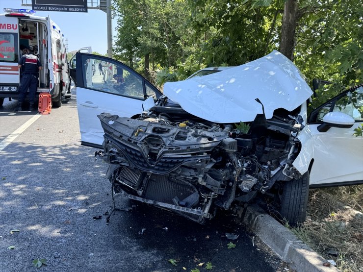 Kocaeli'de iki otomobilin çarpıştığı kazada 5 kişi yaralandı