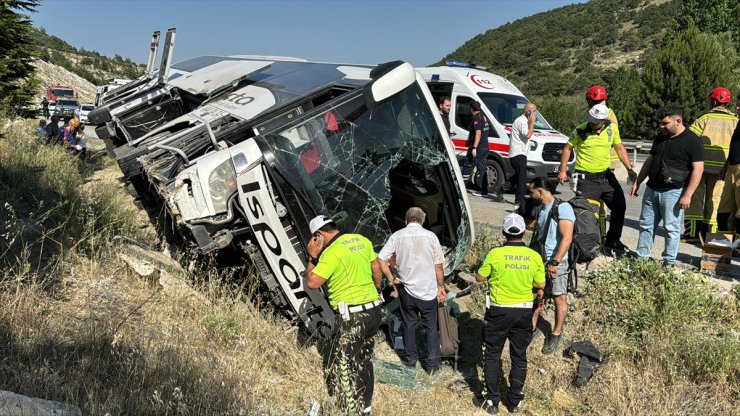 Kütahya'da yolcu otobüsünün şarampole devrilmesi sonucu 5 kişi yaralandı