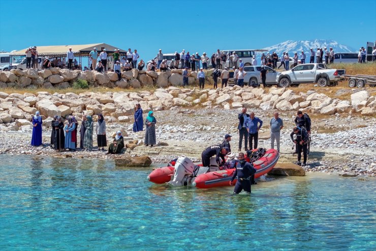 GÜNCELLEME - Serinlemek için girdiği Van Gölü'nde kaybolan genci arama çalışmaları sürüyor